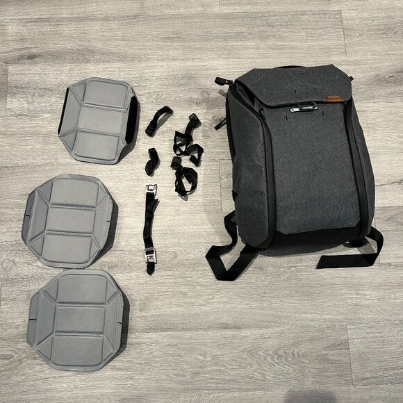 Peak Design Everyday Backpack V2, 20L, Charcoal - Picture 2 of 16